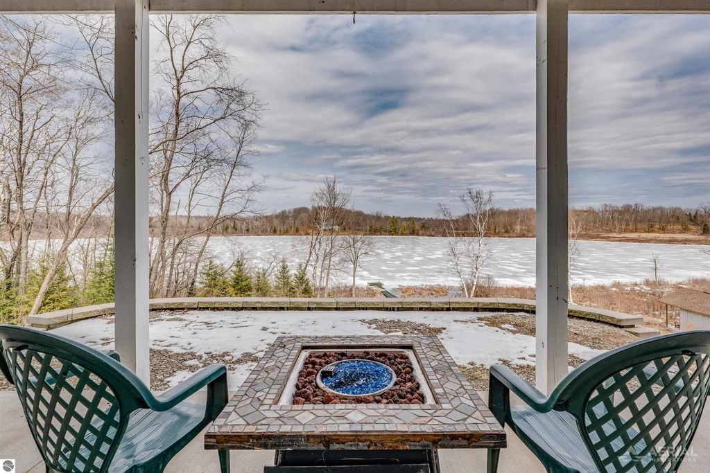 Image 6 of property listing at 830 Richland Avenue, Lupton, MI 48635