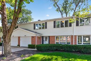 2725 E Bel Aire Drive, Arlington Heights, IL 60004