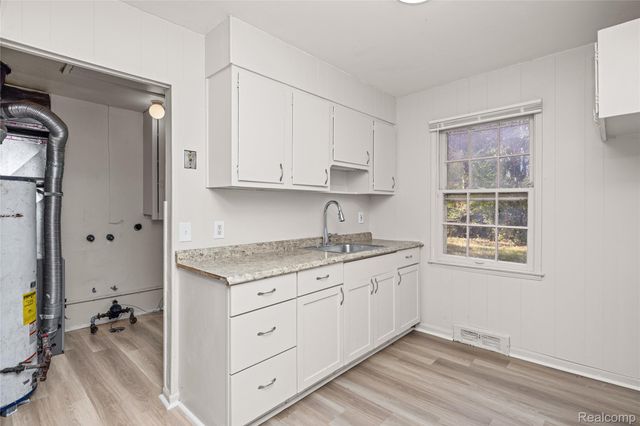 10720 Albany Street, Oak Park, MI 48237