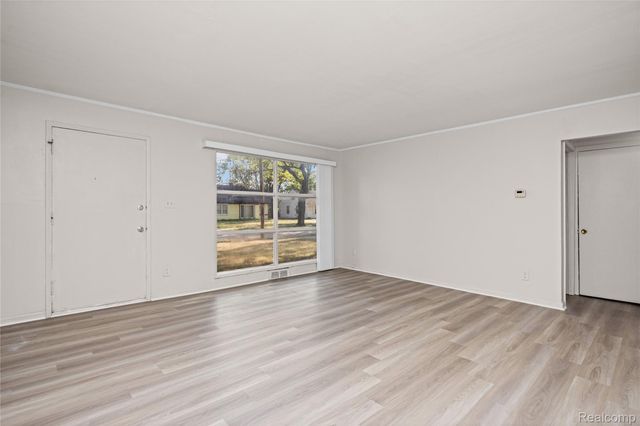 10720 Albany Street, Oak Park, MI 48237