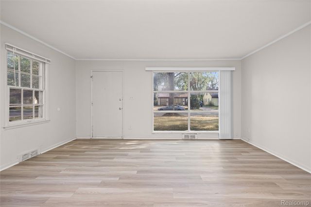10720 Albany Street, Oak Park, MI 48237
