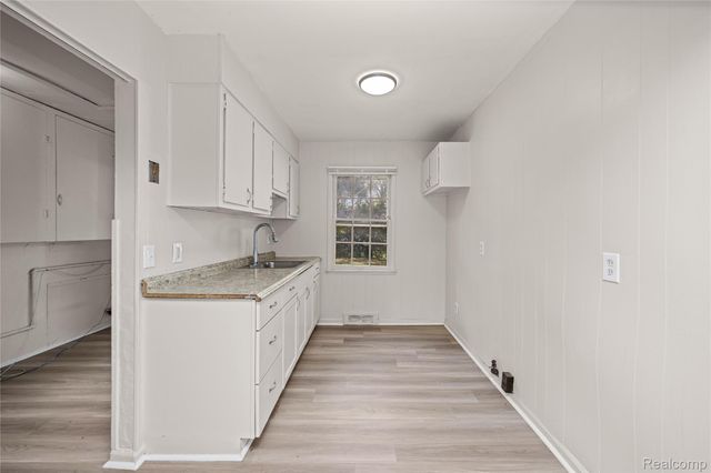 10720 Albany Street, Oak Park, MI 48237