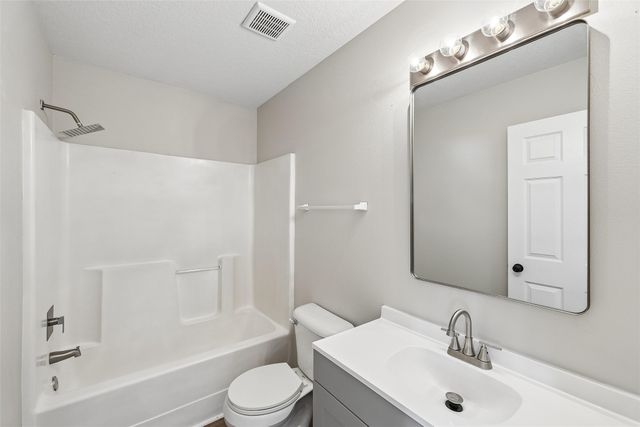 6540 SE Sundancer Swing, Pleasant Hill, IA 50327