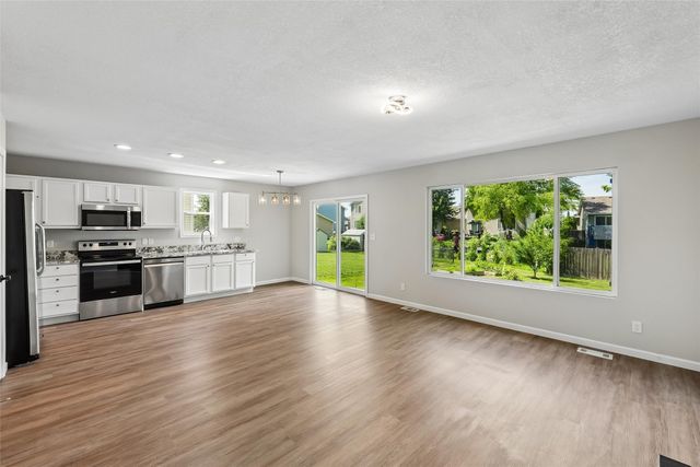 6540 SE Sundancer Swing, Pleasant Hill, IA 50327