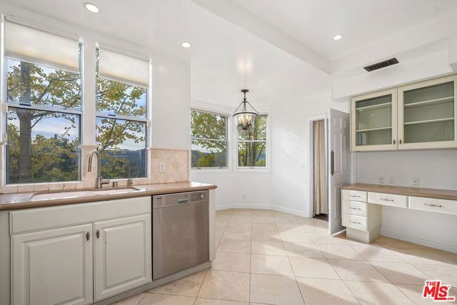 2042 Palisades Drive, Pacific Palisades, CA 90272