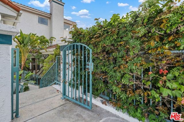 2042 Palisades Drive, Pacific Palisades, CA 90272