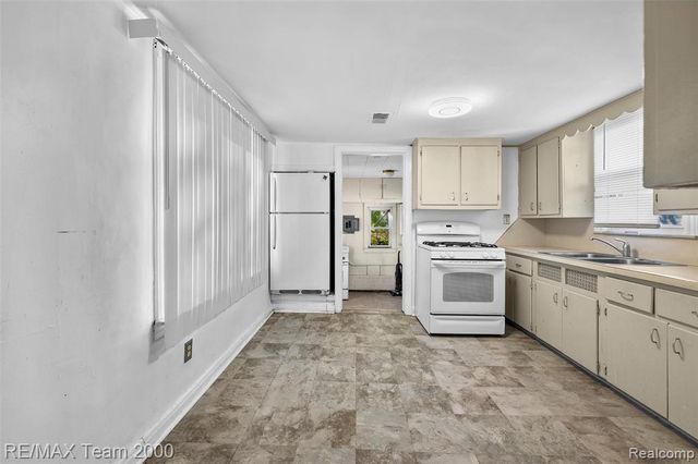 6627 Mayburn Street, Dearborn Heights, MI 48127