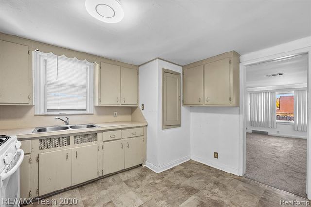 6627 Mayburn Street, Dearborn Heights, MI 48127