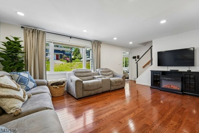 21 Howard Pl, Waldwick Boro, NJ 07463