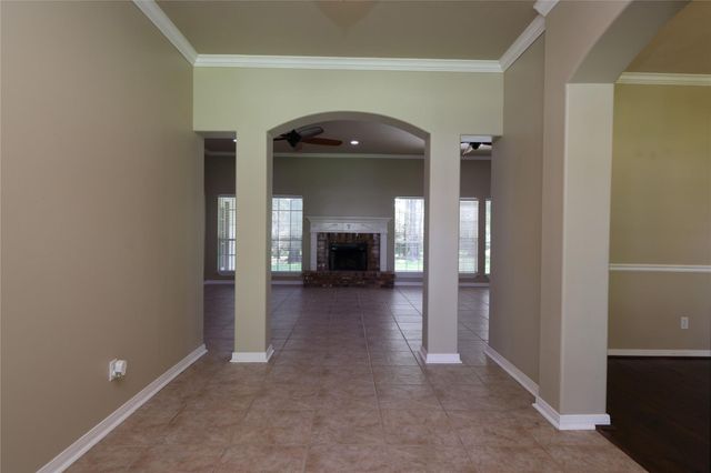 10034 Crestwater Circle, Magnolia, TX 77354