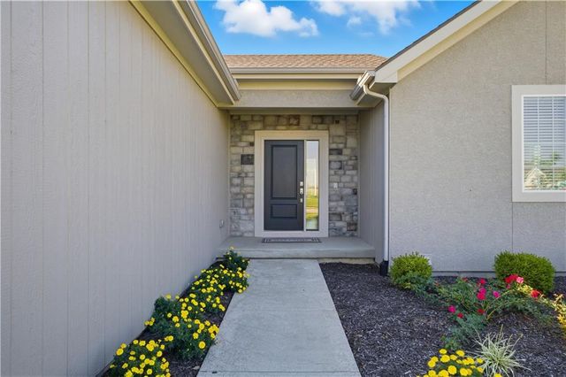 18804 Redbud Lane, Spring Hill, KS 66083