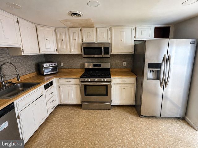 2005 GREENWOOD DR, Lindenwold, NJ 08021