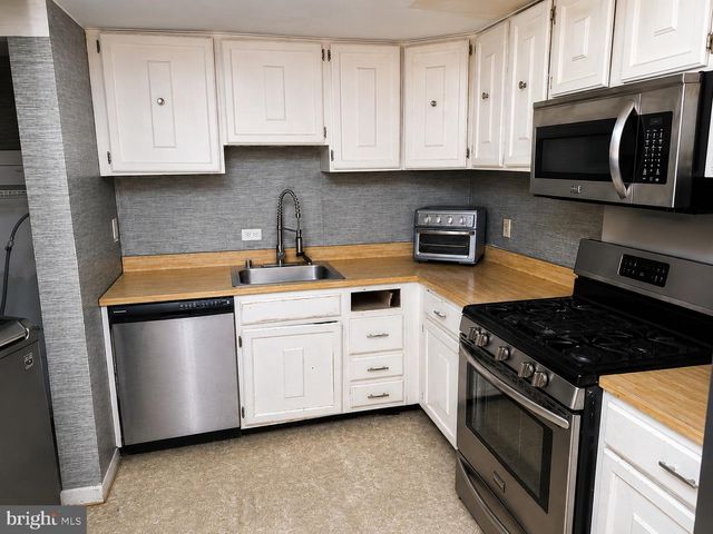 2005 GREENWOOD DR, Lindenwold, NJ 08021