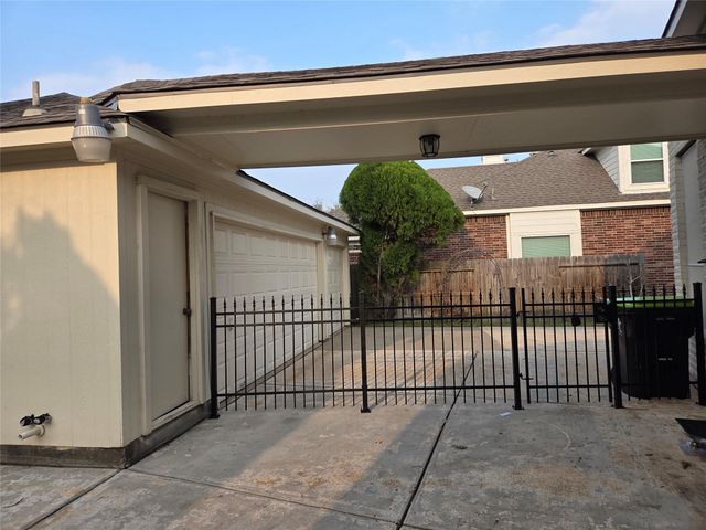 4306 Lakeside Meadow Drive, Missouri City, TX 77459