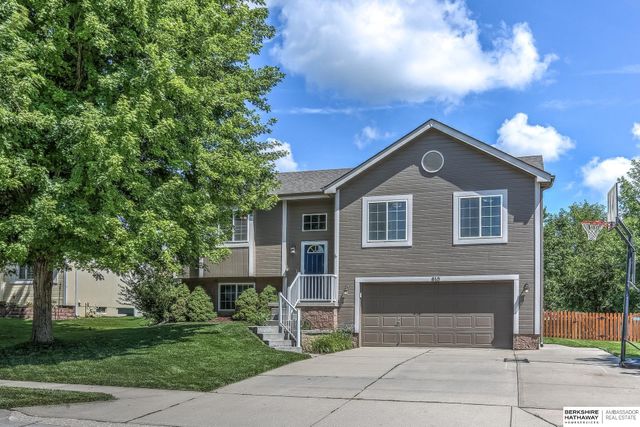 810 Clearwater Drive, Papillion, NE 68046