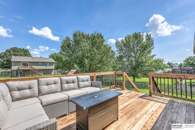 810 Clearwater Drive, Papillion, NE 68046