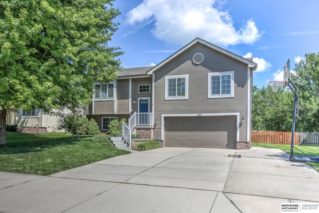 810 Clearwater Drive, Papillion, NE 68046