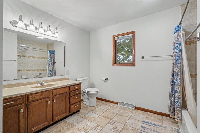 2117 Tilbury Road, Waterloo, IA 50701