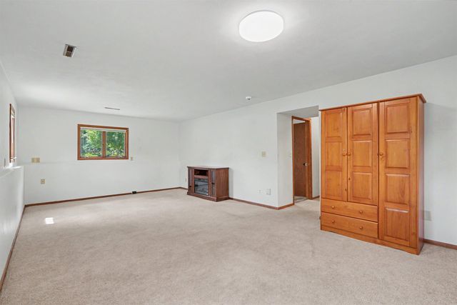 2117 Tilbury Road, Waterloo, IA 50701