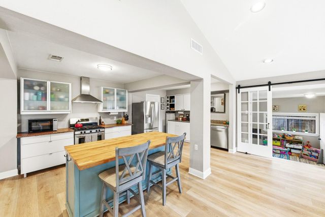 7210 Towering Oaks DR, Austin, TX 78745