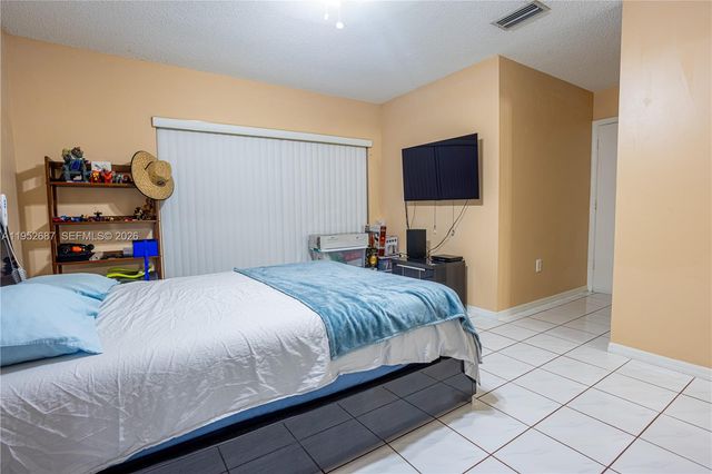 699 NW 134th Pl, Miami, FL 33182