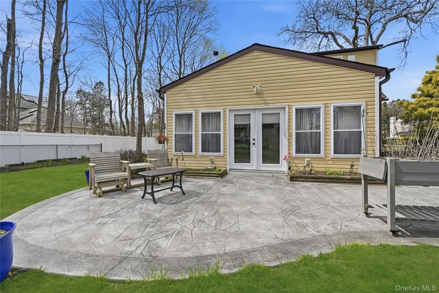 75 Oregon Avenue, Medford, NY 11763