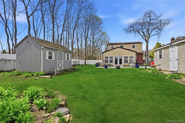 75 Oregon Avenue, Medford, NY 11763