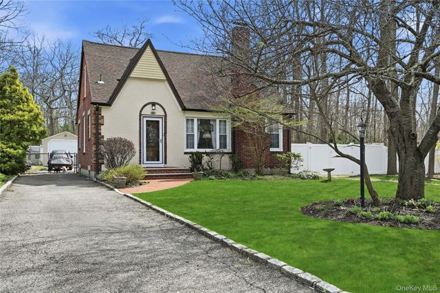 75 Oregon Avenue, Medford, NY 11763