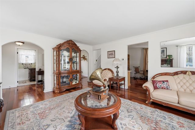 75 Oregon Avenue, Medford, NY 11763