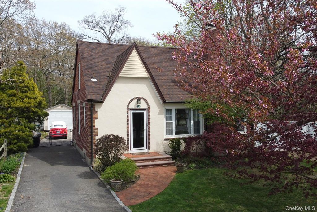 75 Oregon Avenue, Medford, NY 11763