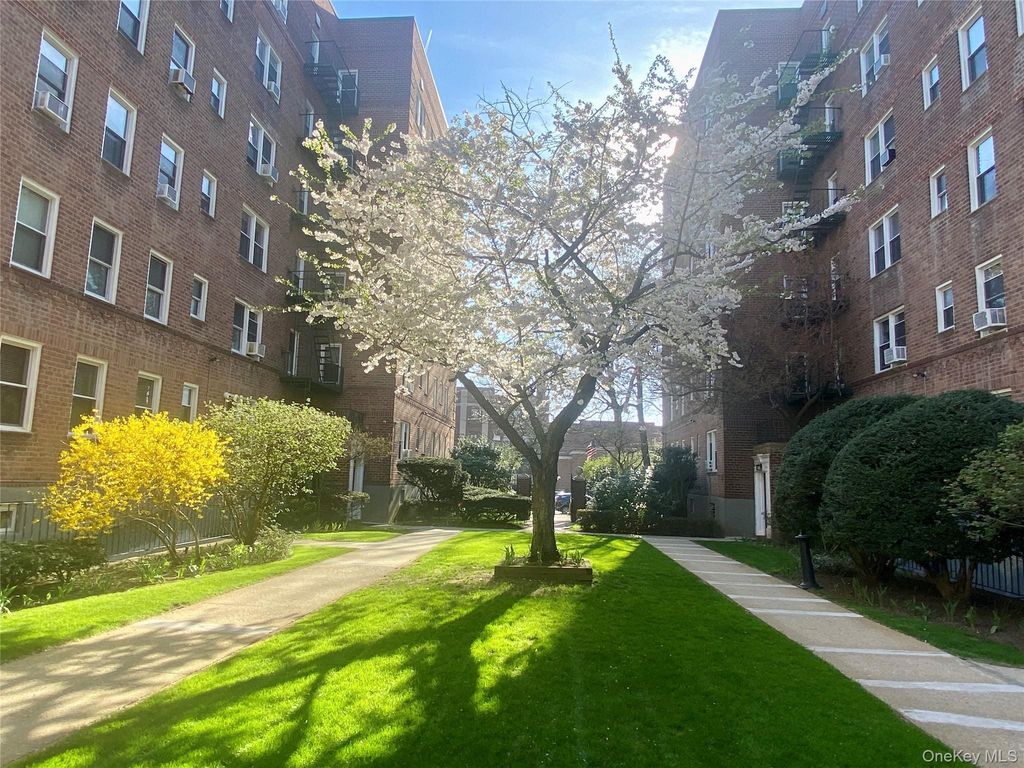 22 Mulford Place 5C, Hempstead, NY 11550 — exterior