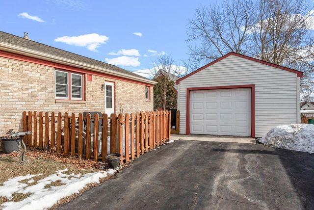 102 S Highland AVENUE, Thiensville, WI 53092