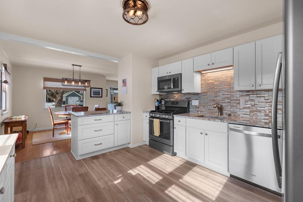 102 S Highland AVENUE, Thiensville, WI 53092