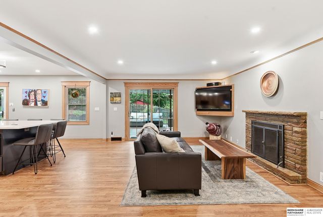 7910 Dewey Avenue, Omaha, NE 68114