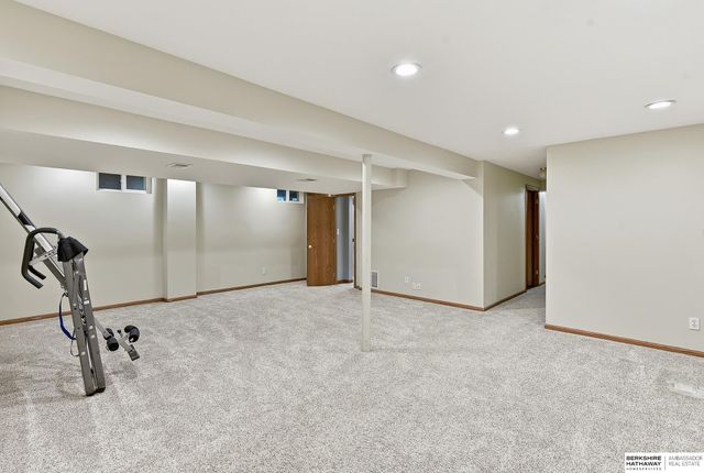 7910 Dewey Avenue, Omaha, NE 68114