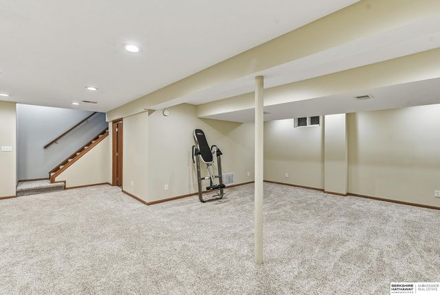 7910 Dewey Avenue, Omaha, NE 68114