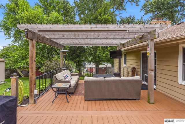 7910 Dewey Avenue, Omaha, NE 68114