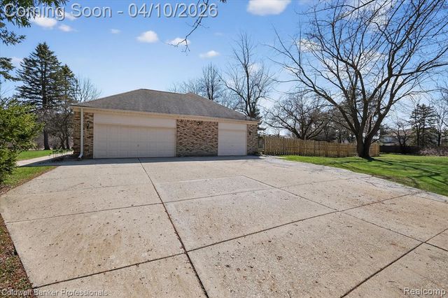 4380 Warwick Circle Drive, Grand Blanc, MI 48439