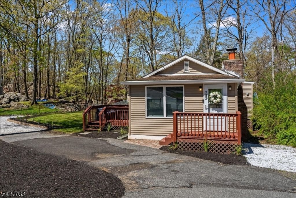 732 Brooklyn Mountain Rd, Hopatcong Boro, NJ 07843