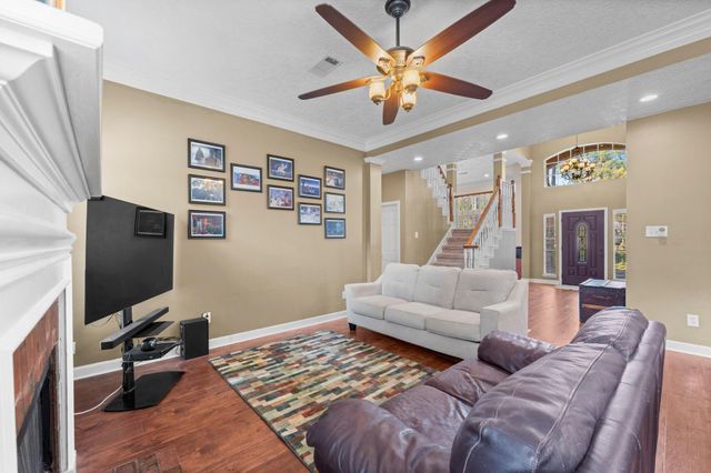 90 Quiet Oak Circle, The Woodlands, TX 77381