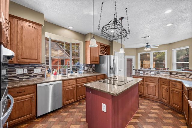 90 Quiet Oak Circle, The Woodlands, TX 77381