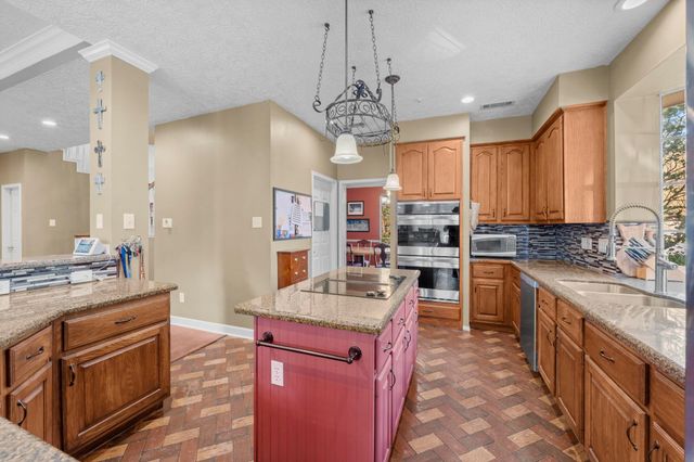 90 Quiet Oak Circle, The Woodlands, TX 77381