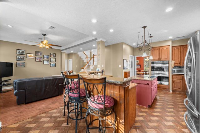 90 Quiet Oak Circle, The Woodlands, TX 77381