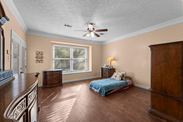 90 Quiet Oak Circle, The Woodlands, TX 77381