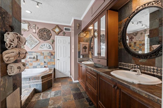 90 Quiet Oak Circle, The Woodlands, TX 77381