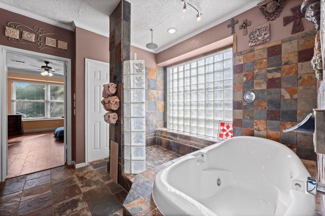 90 Quiet Oak Circle, The Woodlands, TX 77381