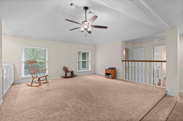 90 Quiet Oak Circle, The Woodlands, TX 77381