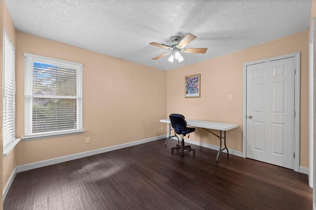 90 Quiet Oak Circle, The Woodlands, TX 77381