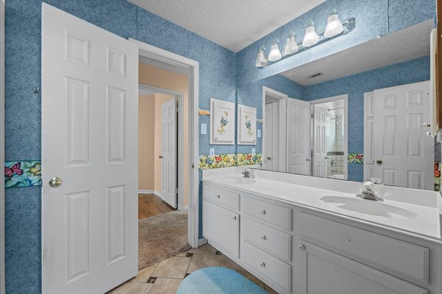 90 Quiet Oak Circle, The Woodlands, TX 77381