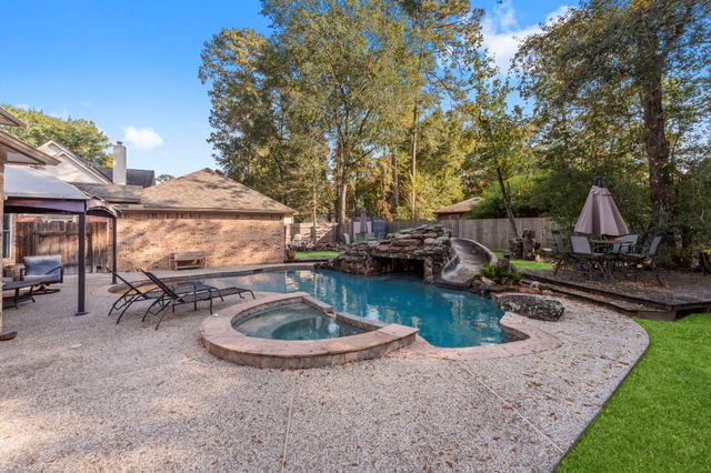 90 Quiet Oak Circle, The Woodlands, TX 77381